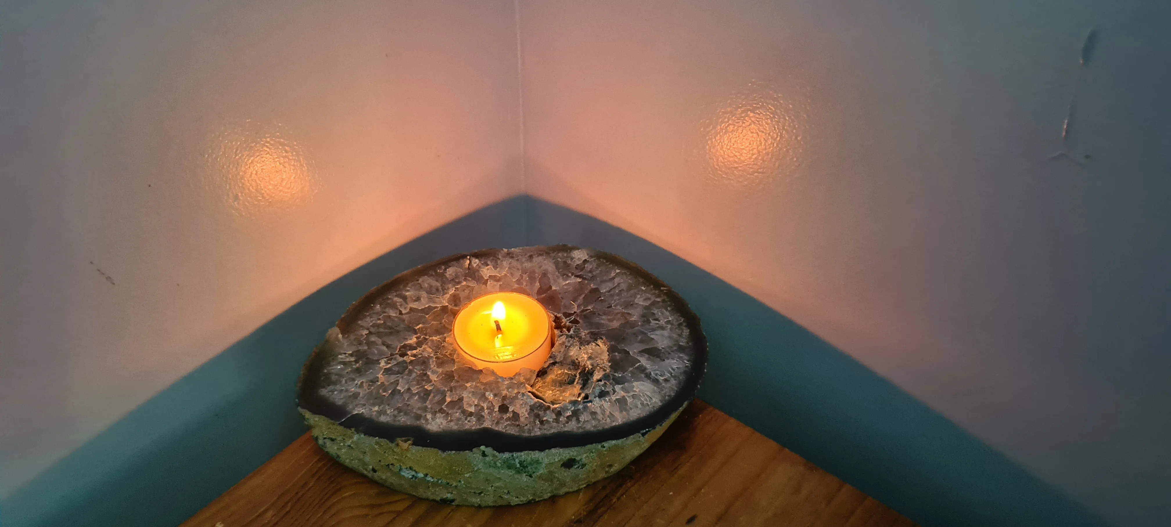BLUE DYED AGATE CRYSTAL TEA LIGHT CANDLE HOLDER