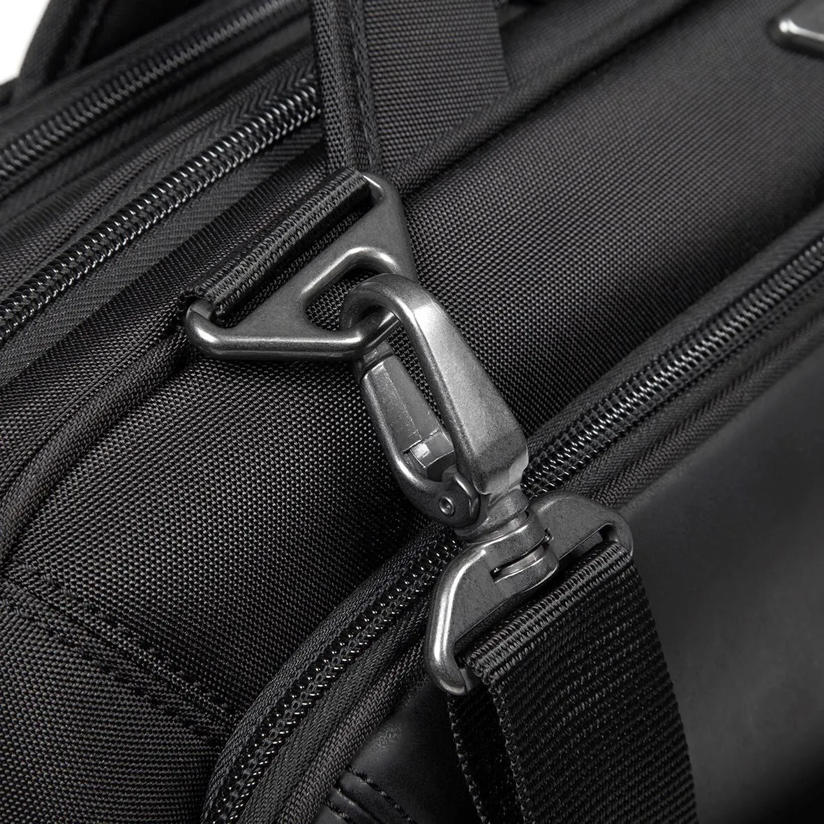 Targus Mobile VIP 39.6 cm (15.6") Messenger case Black